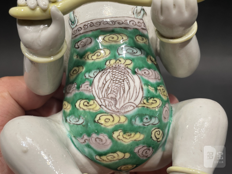 清康熙 素三彩童子持如意摆件 - 图8